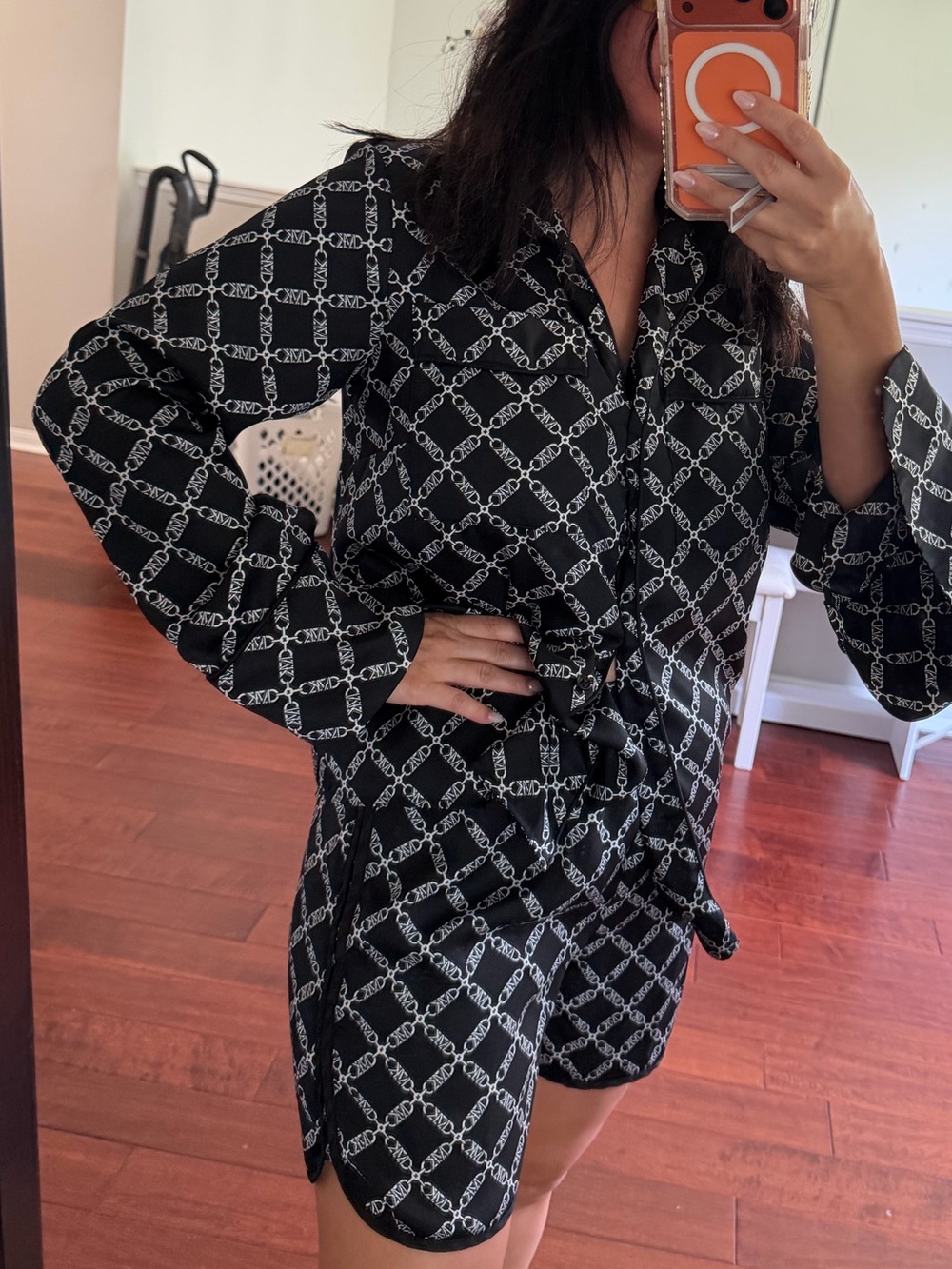 Michael Kors Black and White Chain-Print Satin Robe Set
